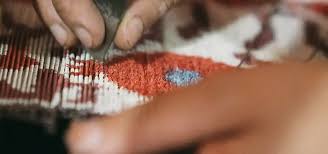 Die perfekte Mischung: Wie Sie Ikat- und Samttexturen in Ihrem Zuhause und Ihrer Garderobe kombinieren können